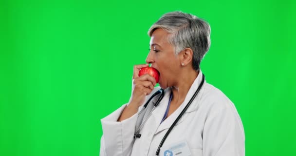 竖起大拇指 在绿色的屏幕上挂上苹果肖像 一边快乐地吃着 一边享受着健康的生活方式 医疗护理 食品营养和工作室背景下健康饮食的快乐医护人员 — 图库视频影像