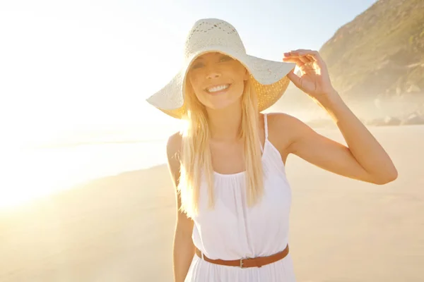 Doğada Özgür Hissediyorum Sahilde Beyaz Bir Elbise Güneş Şapkası Giymiş — Stok fotoğraf
