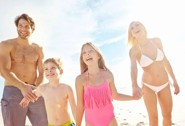 Tempo Sol Tempo Divertido Uma Jovem Família Feliz Desfrutando Dia — Fotografia de Stock