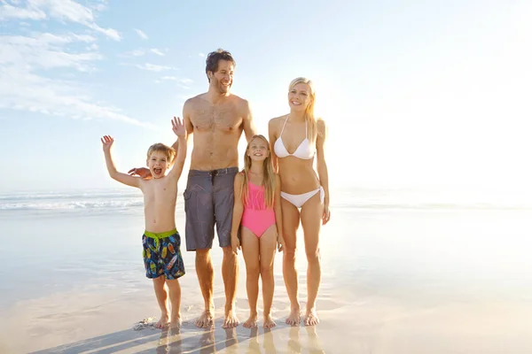 Family Portrait Vacation Album Portrait Happy Young Family Standing Beach — Stock Photo, Image