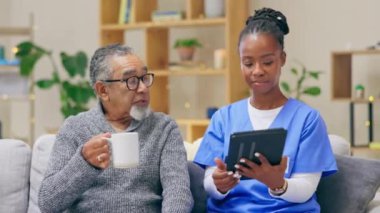 Hemşire, bakıcı ve teknolojiyi öğretmek için tabletli yaşlı bir adam. Huzurevi, sağlık çalışanı ve hemşire, yaşlı bir erkekle kanepede online bir uygulama hakkında konuşuyor..