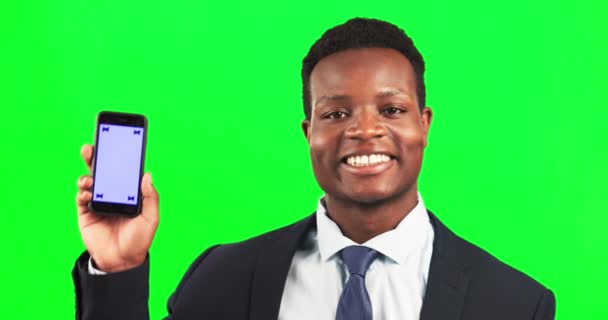 スタジオの背景に隔離された緑のスクリーンに電話をかけた幸せな顔と黒い男 モックアップ アプリやテキストのためのモバイルを示すアフリカのビジネスマンのマーカーや肖像画を追跡 — ストック動画