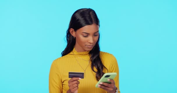 オンラインショッピング Eコマース または青のスタジオの背景に対する購入のためのモックアップ上の女性 電話やクレジットカード 電子取引やインターネットバンキングのためのスマートフォンで購入する女性買い物客 — ストック動画