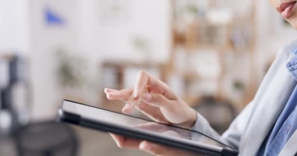 Χέρια Γραφείο Γυναίκα Δακτυλογράφηση Tablet Που Εργάζονται Ηλεκτρονικό Ταχυδρομείο Επιχειρηματικό — Αρχείο Βίντεο