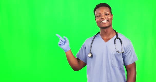 Szczęśliwy Człowiek Twarz Lekarz Zielonym Ekranie Wskazując Wiadomości Makietę Tło — Wideo stockowe