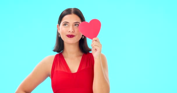 Kağıt Kalp Mutlu Kadın Yüzü Mavi Arka Plan Stüdyo Fon — Stok video