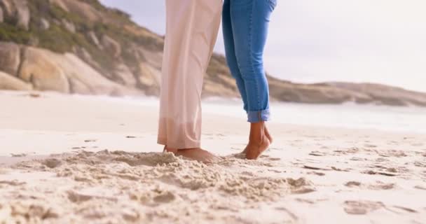 カップル 愛とビーチの砂の屋外で足ロマンチックな休暇や休日に一緒に 幸せな男と女脚アップのためにキスで海で時間のために日付 ケアと自由または旅行冒険 — ストック動画