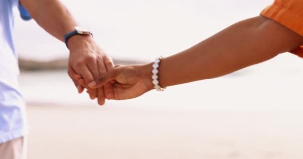 Paar Liebe Und Händchenhalten Strand Für Unterstützung Fürsorge Und Romantik — Stockvideo