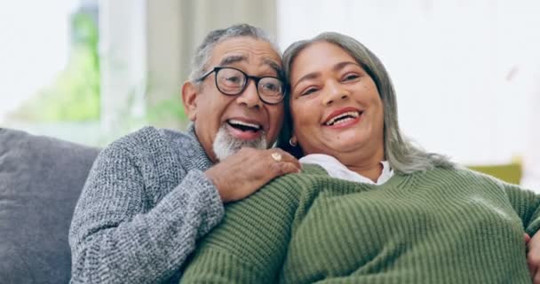 Rahatla Gülen Yaşlı Çift Kanepede Birlikte Televizyon Izliyorlar Mutlu Olgun — Stok video