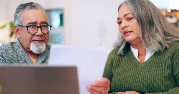 Bankschulden Streit Und Ein Älteres Ehepaar Mit Wut Auf Rechnungen — Stockvideo