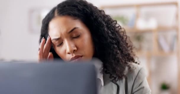 Misstag Bärbar Dator Eller Affärskvinna Frustrerad Eller Stressad Online 404 — Stockvideo