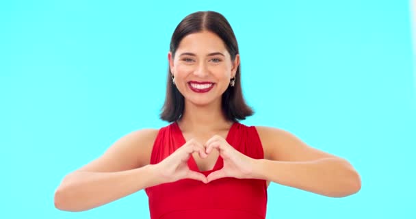 Обличчя Серце Руки Щасливої Жінки Синьому Фоні Студії Кольоровому Тлі — стокове відео