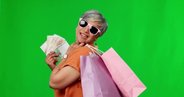 Счастливая Женщина Деньги Сумки Покупками Зеленом Экране Моды Покупки Фоне — стоковое видео