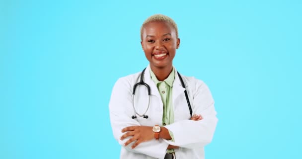 Szczęśliwa Czarna Kobieta Twarz Lub Lekarz Ramionami Skrzyżowane Lub Uśmiech — Wideo stockowe