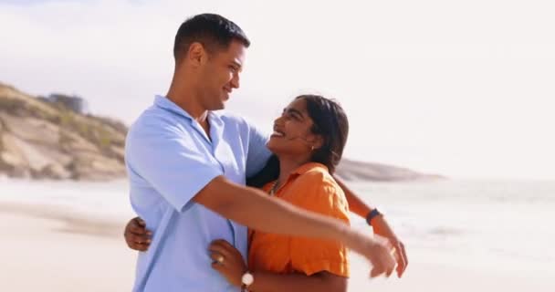 情侣在浪漫假期或度蜜月时拥抱在一起的爱情 海滩和肖像 在浪漫的假日里 微笑和年轻男女在海洋边拥抱亲密的时刻 — 图库视频影像
