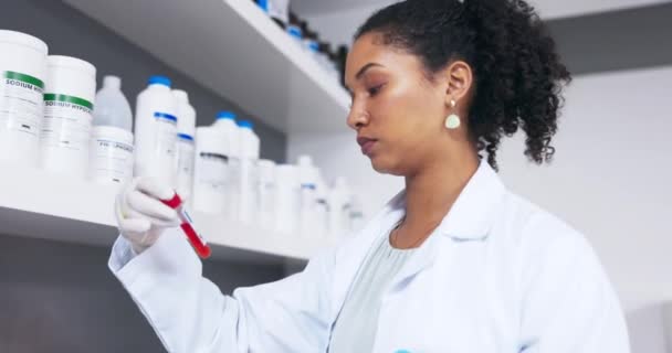 实验室中的科学家 妇女和血液试管 用于研究 测试或实验 科学和研究医学样本或药瓶用于Dna分析 检测或研究生物学的人 — 图库视频影像