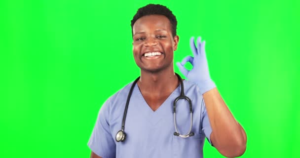 Μαύρος Άνδρας Γιατρός Και Εντάξει Χειρονομία Στην Πράσινη Οθόνη Υγεία — Αρχείο Βίντεο