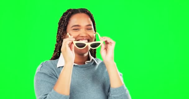 Cool Groen Scherm Vrouw Verwijderen Zonnebril Gevoel Blij Opgewonden Geïsoleerd — Stockvideo