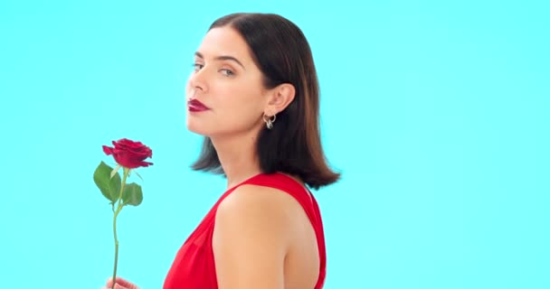 Обличчя Троянда Жінка Студії Синьому Фоні Свіжим Квітковим Або Романтичним — стокове відео