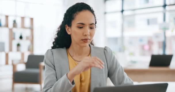 Kadını Dizüstü Bilgisayar Strateji Için Düşünme Planlama Ofiste Karar Verme — Stok video