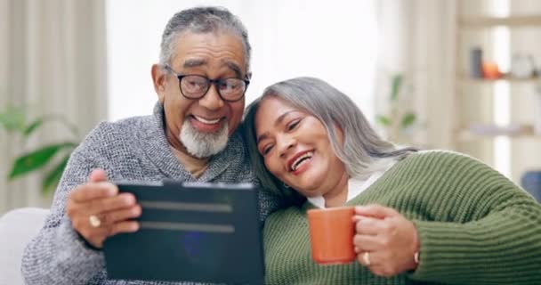 Senioren Glückliches Paar Tablet Und Sofa Hause Für Video Meme — Stockvideo
