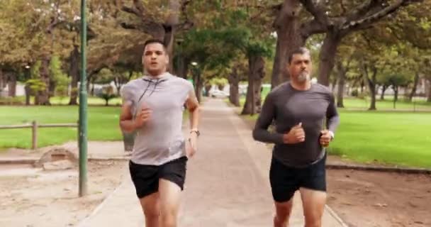 Treinador Pessoal Fitness Homem Correndo Livre Com Homem Maduro Correr — Vídeo de Stock
