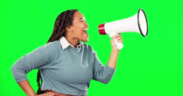 正義または変更のための緑の画面でメガホンで抗議 声とアフリカの女性モデルとブルホーンのための活動集会のためのクロマキースタジオの背景 — ストック動画
