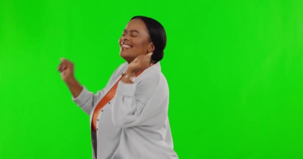 スタジオの背景に隔離された勝利した後 緑の画面 幸せと黒の女性がお祝いで踊ります 楽しいパーティーを祝うためにエネルギーダンスを持つ音楽 幸福と興奮した女性の人 — ストック動画