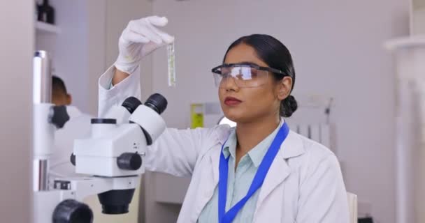 妇女和化学实验实验室 以促进未来的创新和发展 快乐的女科学家在一个装有液体试管的实验室里笑着进行分析 结果或研究 — 图库视频影像