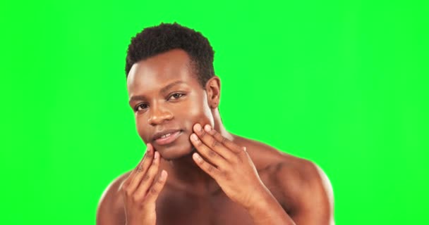Zwarte Man Portret Huidverzorging Groen Scherm Met Handen Het Gezicht — Stockvideo
