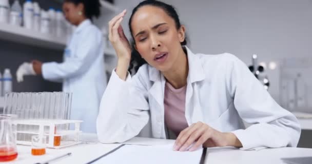 Cientista Cansado Mulher Bocejando Laboratório Depois Trabalhar Pesquisa Médica Doutor — Vídeo de Stock