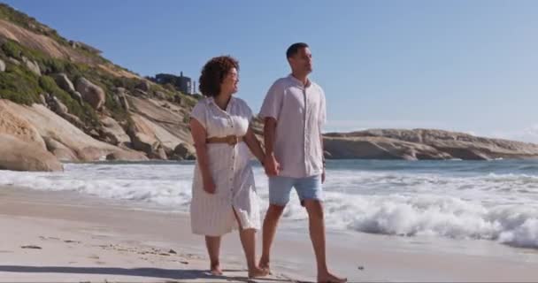 ウォーキング リラックスして夏休みのためにビーチでカップルと手を携えてください 結合のための日付の男性と女性との関係とロマンス 愛情とコミットメント — ストック動画
