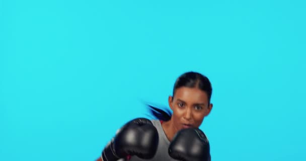 Vrouw Boxer Sport Studio Achtergrond Met Glimlach Gezicht Training Voor — Stockvideo