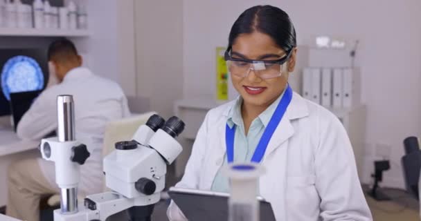 Tablet Mikroskop Och Kvinnlig Forskare Med Forskning Dataanalys Och Glada — Stockvideo