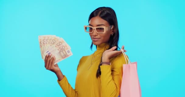 Verkoop Geld Vrouw Met Tassen Winkelen Enthousiast Voor Korting Tegen — Stockvideo