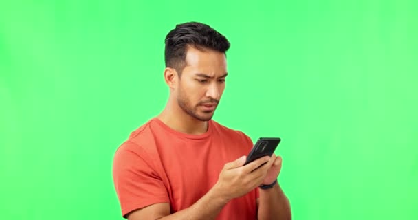 Pobre Conexión Teléfono Por Hombre Estudio Pantalla Verde Con Problema — Vídeo de stock