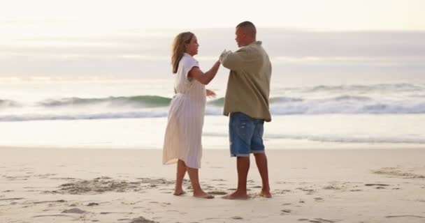 ロマンス 夏休み お祝いのためにビーチでカップルとダンス 愛と幸せ 休日のための男性と妊婦との結合 愛情と幸福 手とサポートを保持 — ストック動画