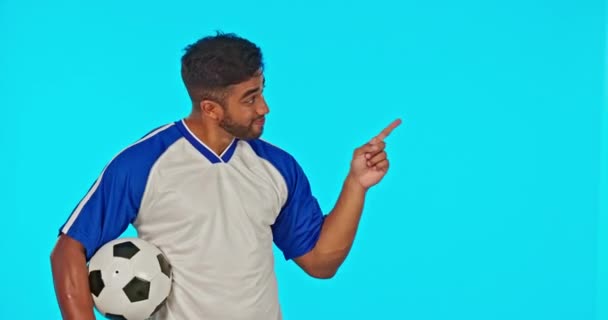 Pelota Fútbol Hombre Aislado Estudio Apuntando Una Maqueta Fondo Azul — Vídeos de Stock