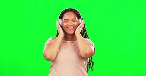 Yeşil Ekran Mutlu Kadın Stüdyoda Müzik Eşliğinde Dans Özgürlük Kutlama — Stok video