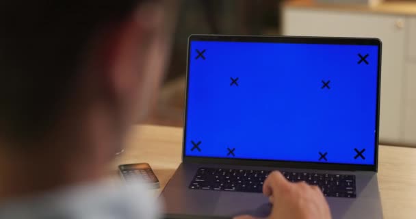 Ekran Makietowy Laptop Człowiek Biznesu Biurze Stronie Internetowej Badania Pracy — Wideo stockowe