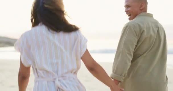 ロマンス 愛情のためにビーチでカップルと幸せ 愛と手を携えてください 幸福のために日付に歩いて男と女とリラックスし 休日や夏休み サポートとケア — ストック動画