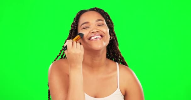 Glad Kvinna Makeup Och Ansiktsborste Grön Skärm Studio Och Applicering — Stockvideo