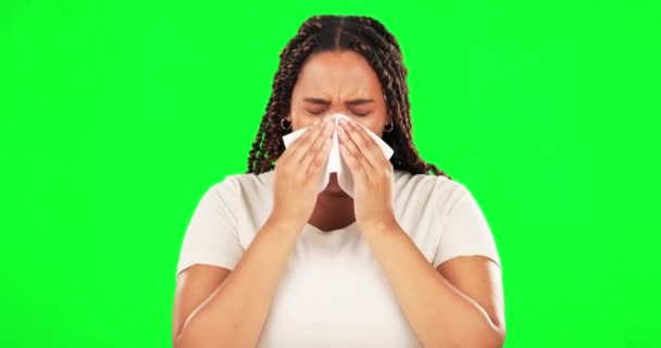 黒の女性 インフルエンザウイルスとスタジオの緑の画面上で鼻と病気を吹いて 隔離されたモックアップの背景に寒さと健康上の危機 副鼻腔炎の問題とアレルギーのある人のための病気 くしゃみと組織 — ストック動画