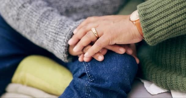 Closeup Ζευγάρι Και Κρατώντας Χέρια Για Την Αγάπη Φροντίδα Και — Αρχείο Βίντεο