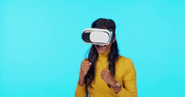 Realidade Virtual Jogos Boxe Mulher Fundo Azul Jogando Ciberespaço Metaverso — Vídeo de Stock