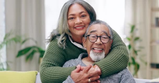 Amor Felicidade Abraço Retrato Casal Velho Sofá Sala Estar Relacionamento — Vídeo de Stock
