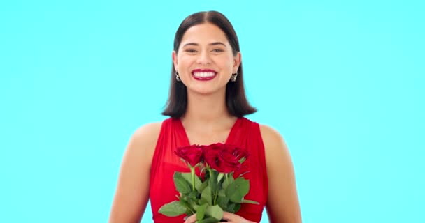 Róża Kwiaty Twarz Szczęśliwa Kobieta Studio Niebieskie Tło Kolor Tła — Wideo stockowe