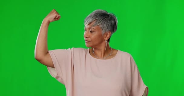 绿色屏幕 老年女性柔韧的臂膀 力量和自信在工作室背景下 性格特征 成熟的女性柔韧 有能力 有肌肉 有进取心或有斗志的人 — 图库视频影像