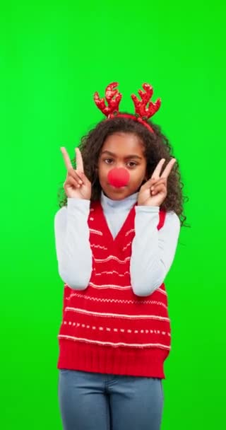 绿色荧幕 孩子们在喜庆的节日 节日或者红鼻子的庆祝活动中 都有和平的标志 Oops Chroma键肖像画和在工作室背景上带有Emoji图标手势的女孩 — 图库视频影像