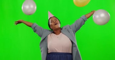 Yeşil ekran, doğum günü balonları ve mutlu kadın olayı kutluyor. Heyecanlı ve eğlenceli tezahüratlar. Tebrikler. Mutluluk, heyecan verici kutlama ya da stüdyo arkaplanındaki Afrikalı krom anahtar kişi..